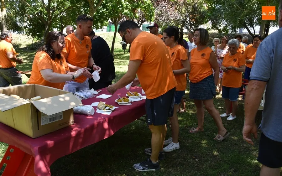 Foto 5 - Los vecinos del Valle de San Mart&iacute;n cierran sus fiestas degustando paella