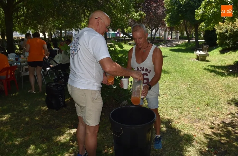 Foto 6 - Los vecinos del Valle de San Mart&iacute;n cierran sus fiestas degustando paella
