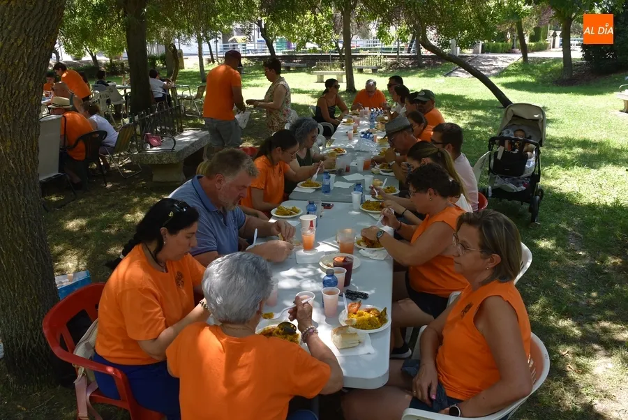 Foto 7 - Los vecinos del Valle de San Mart&iacute;n cierran sus fiestas degustando paella