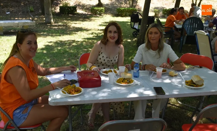 Foto 8 - Los vecinos del Valle de San Mart&iacute;n cierran sus fiestas degustando paella