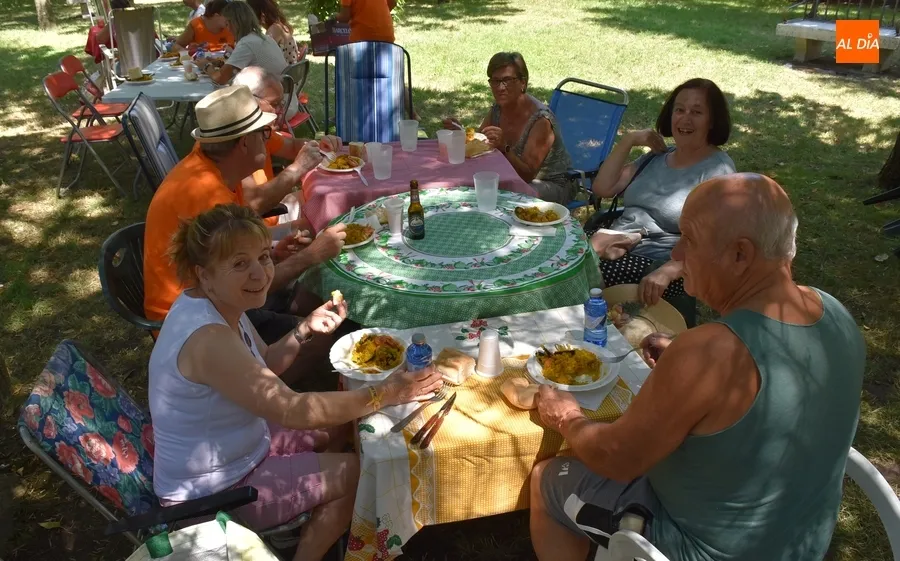 Foto 9 - Los vecinos del Valle de San Mart&iacute;n cierran sus fiestas degustando paella