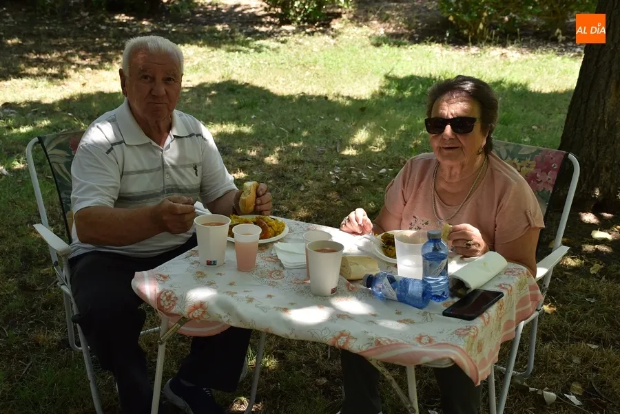Foto 10 - Los vecinos del Valle de San Mart&iacute;n cierran sus fiestas degustando paella