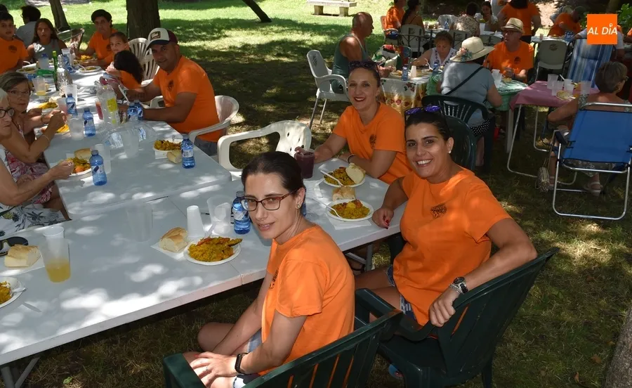 Foto 11 - Los vecinos del Valle de San Mart&iacute;n cierran sus fiestas degustando paella