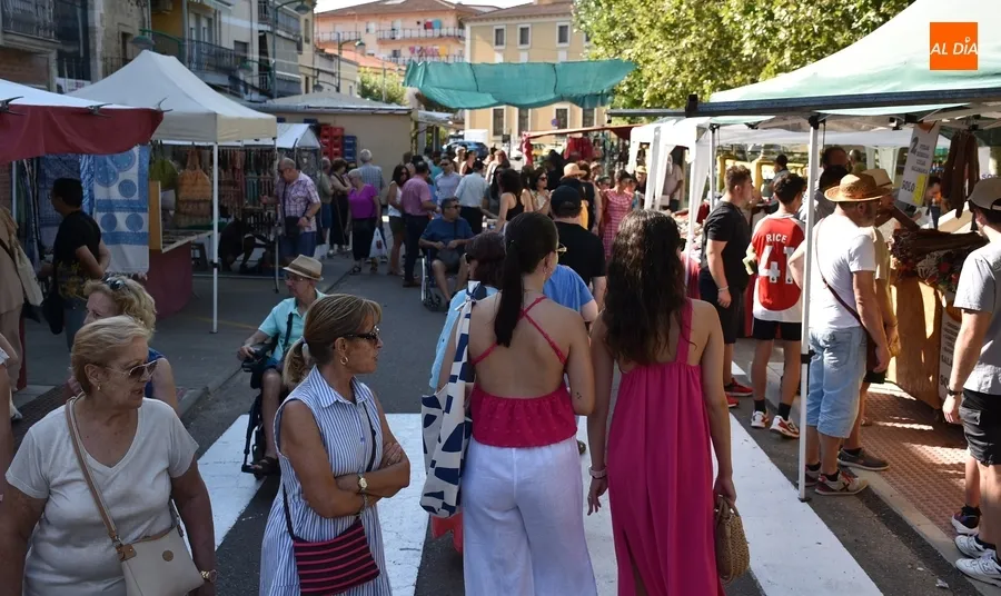 Foto 4 - El Martes Chico rejuvenece en su vertiente comercial con m&aacute;s puestos e igual ambiente y calor