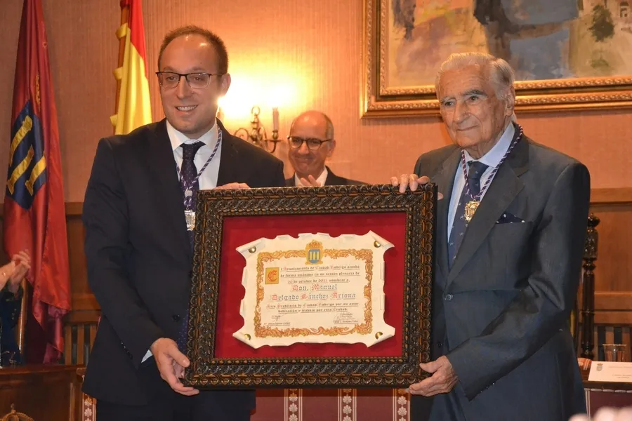 Foto 5 - Fallece a los 94 a&ntilde;os Manuel Delgado S&aacute;nchez-Arjona, primer alcalde democr&aacute;tico de Ciudad Rodrigo