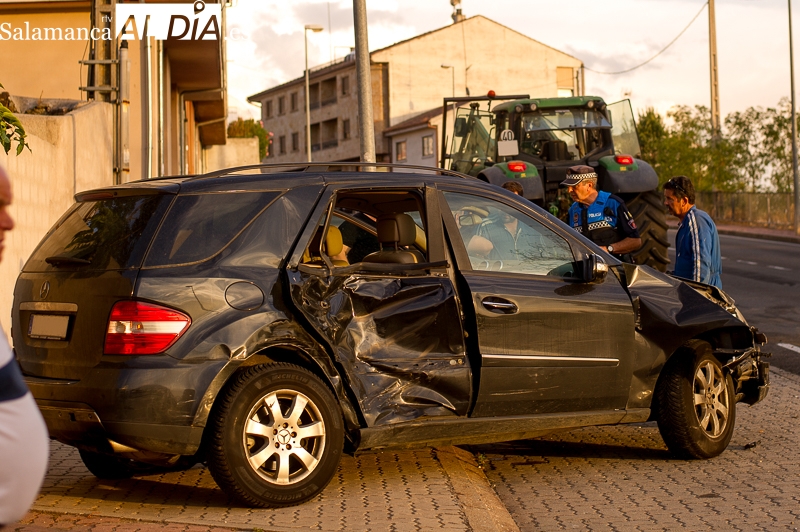 Un choque entre un turismo y un tractor obliga a cortar la calle Sol Alta