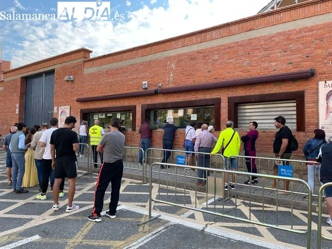 Más colas en La Glorieta en el primer día de venta de entradas sueltas | FOTOS: Miguel González 