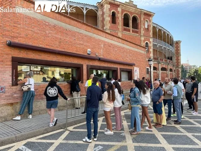 Más colas en La Glorieta en el primer día de venta de entradas sueltas | FOTOS: Miguel González 