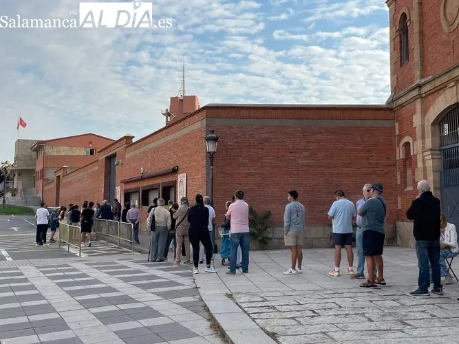 Más colas en La Glorieta en el primer día de venta de entradas sueltas | FOTOS: Miguel González 