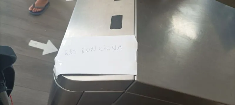 Lector de los carnés de abonados que no funciona en la piscina de Garrido. Foto: Enara Iglesias