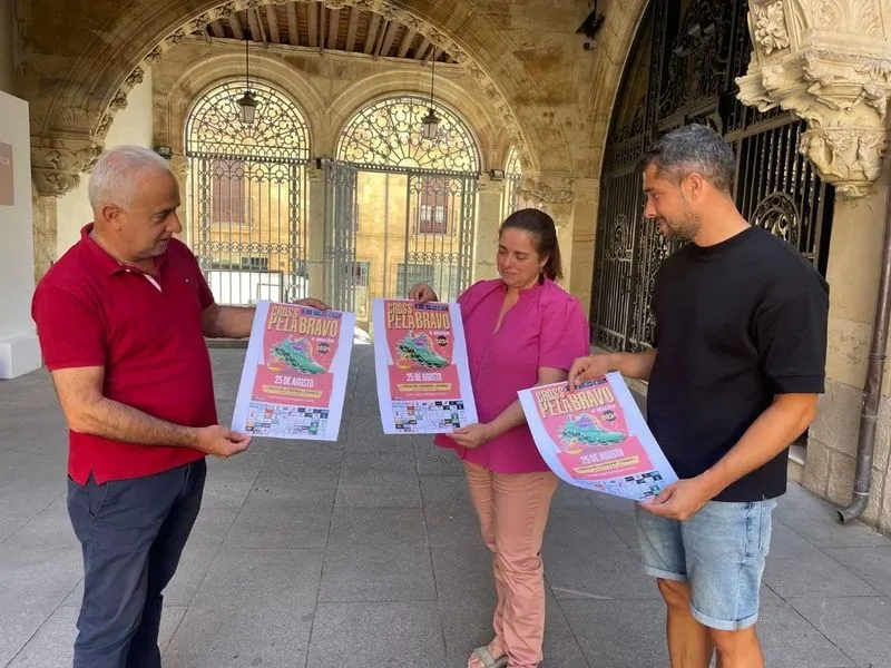 El diputado de Deportes y representantes del Ayuntamiento de Pelabravo presentan la carrera en el Patio de La Salina