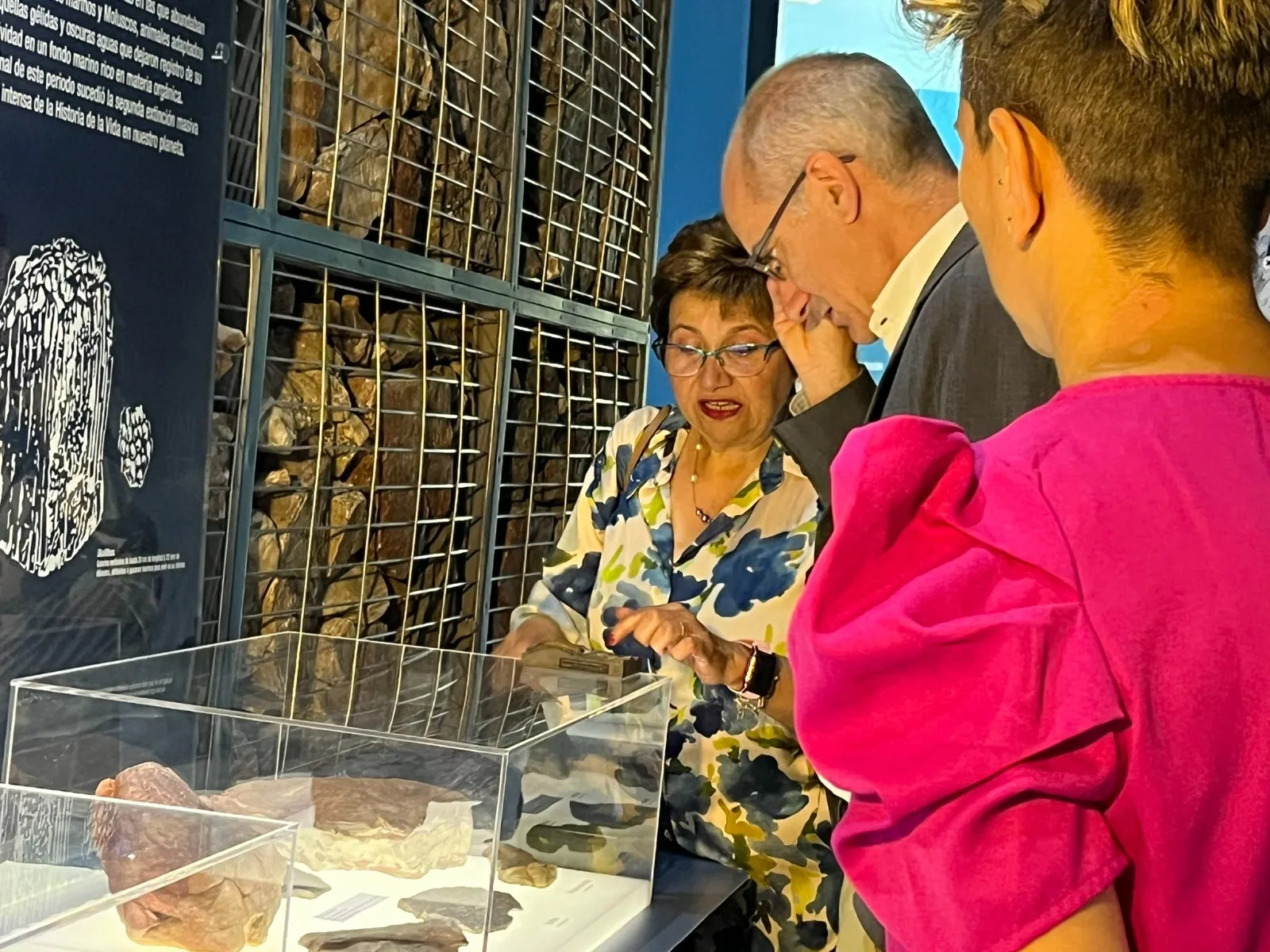 Foto 2 - Javier Iglesias se acerca a Monsagro y se adentra en el Museo de los Mares Antiguos