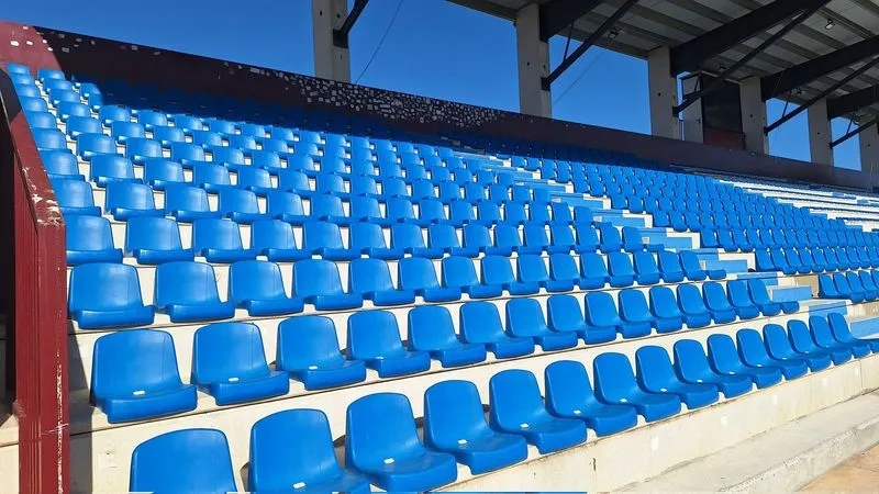 Gradas del Reina Sofía tras la limpieza del campo realizada para el partido de presentación, que será este sábado. Foto USCF