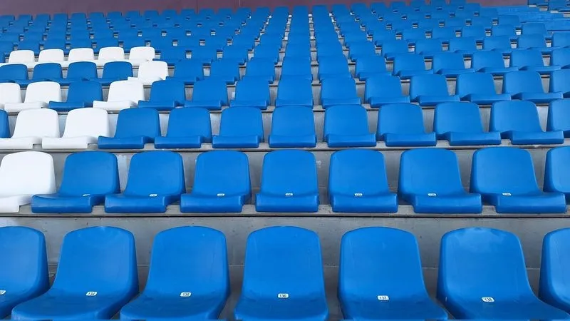 Gradas del Reina Sofía tras la limpieza del campo realizada para el partido de presentación, que será este sábado. Foto USCF