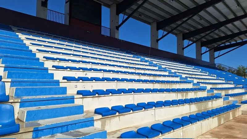 Gradas del Reina Sofía tras la limpieza del campo realizada para el partido de presentación, que será este sábado. Foto USCF
