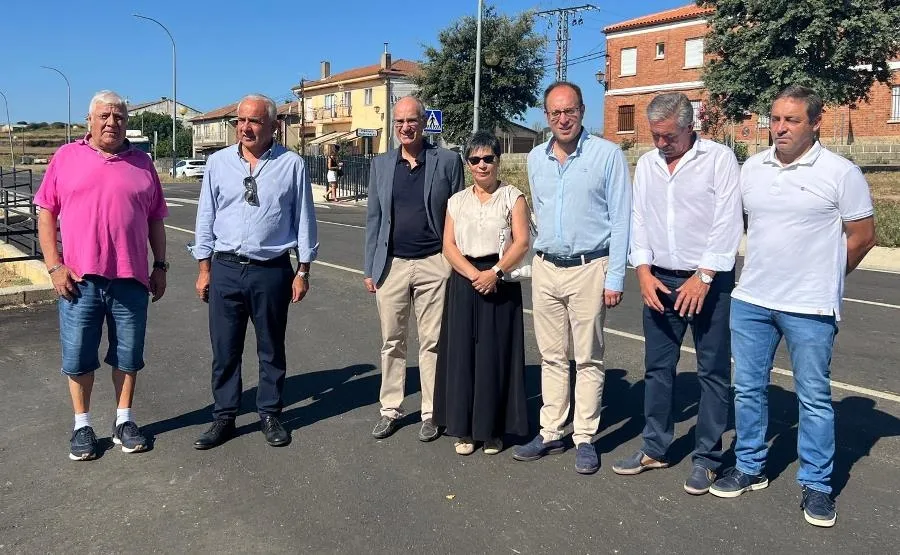 Foto 4 - Visitada la nueva imagen de la v&iacute;a entre Fuenteguinaldo y El Bod&oacute;n tras 800.000&euro; de inversi&oacute;n