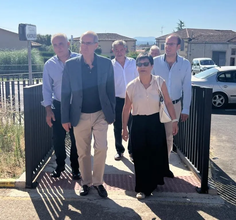 Foto 2 - Visitada la nueva imagen de la v&iacute;a entre Fuenteguinaldo y El Bod&oacute;n tras 800.000&euro; de inversi&oacute;n