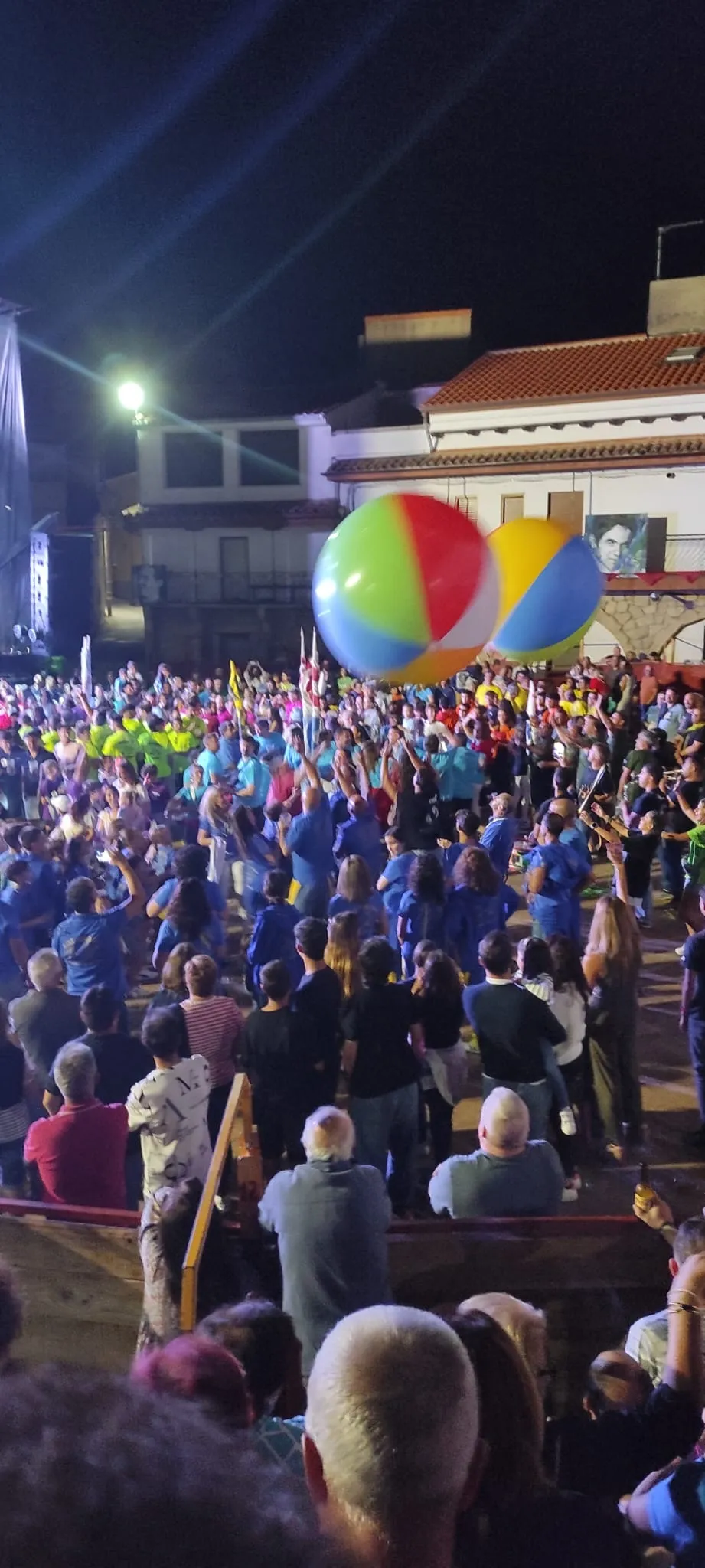 Foto 3 - Las pe&ntilde;as llenan de alegr&iacute;a la Plaza de Villarino en el comienzo oficial de las fiestas