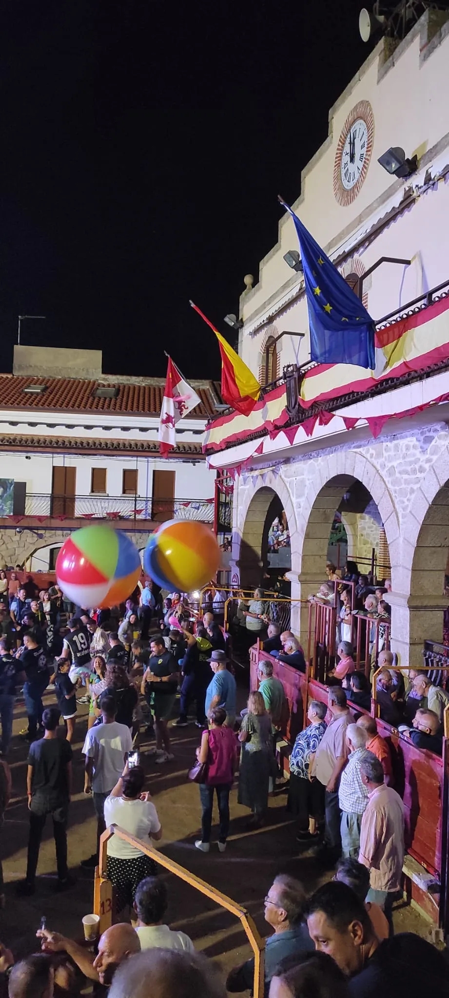 Foto 5 - Las pe&ntilde;as llenan de alegr&iacute;a la Plaza de Villarino en el comienzo oficial de las fiestas