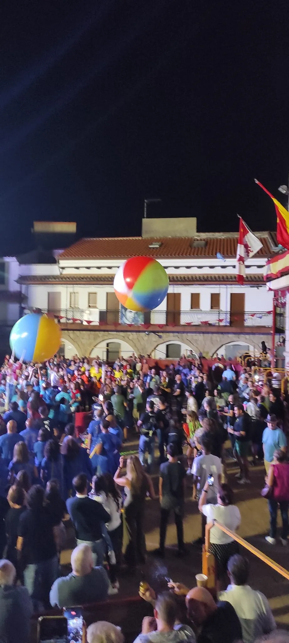 Foto 4 - Las pe&ntilde;as llenan de alegr&iacute;a la Plaza de Villarino en el comienzo oficial de las fiestas