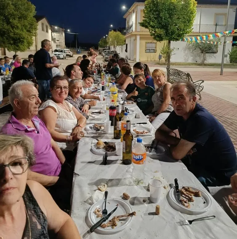 Foto 2 - La AVV de Ivanrey re&uacute;ne a unas 110 personas en su cena de verano