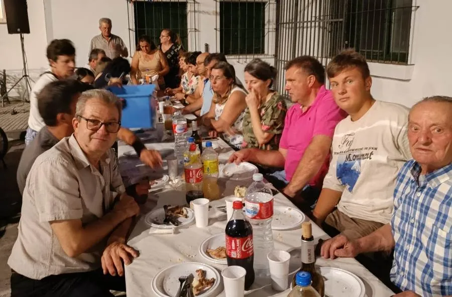 Foto 3 - La AVV de Ivanrey re&uacute;ne a unas 110 personas en su cena de verano