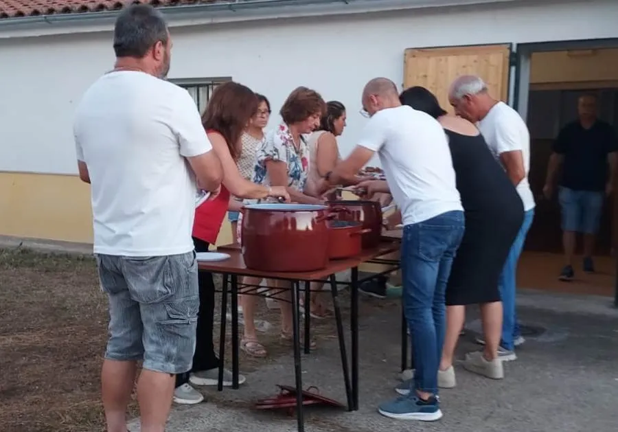 Foto 5 - La AVV de Ivanrey re&uacute;ne a unas 110 personas en su cena de verano