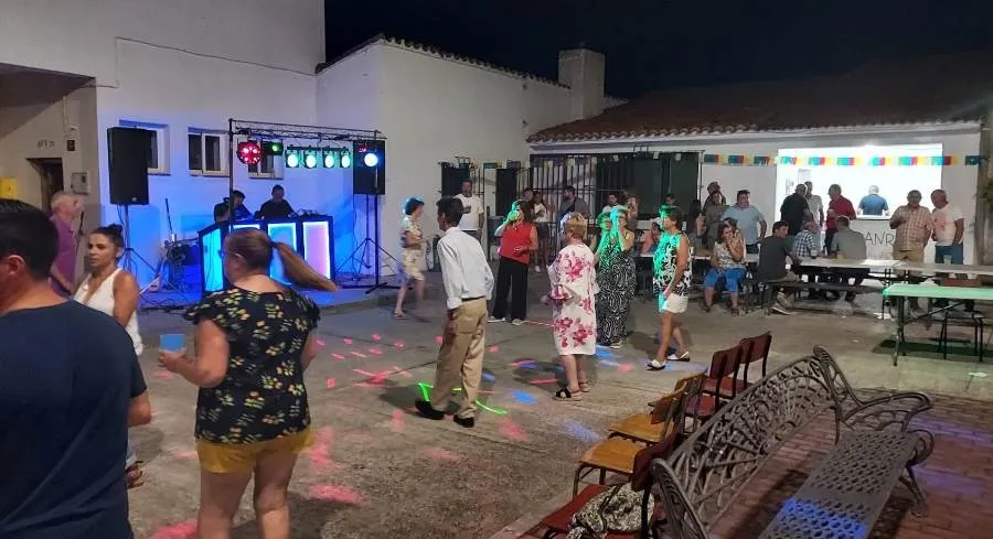 Foto 9 - La AVV de Ivanrey re&uacute;ne a unas 110 personas en su cena de verano