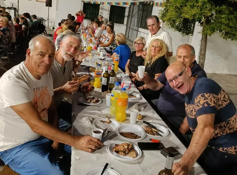 Foto 10 - La AVV de Ivanrey re&uacute;ne a unas 110 personas en su cena de verano