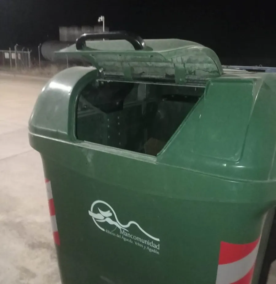 Foto 2 - Quejas por las deficiencias de varios contenedores del barrio de Santa Ana