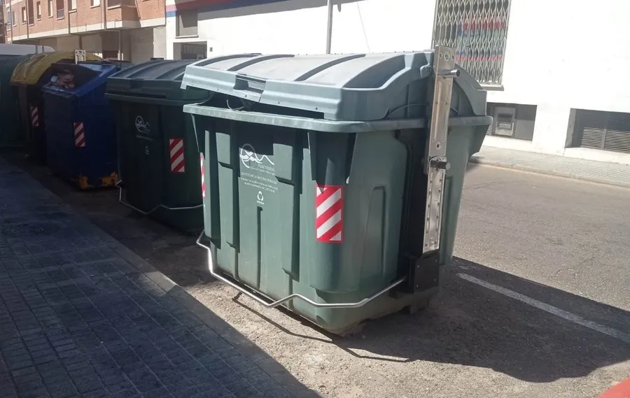 Foto 3 - Quejas por las deficiencias de varios contenedores del barrio de Santa Ana
