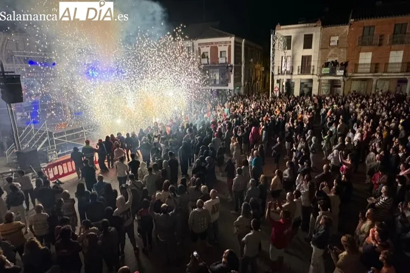 Foto 11 -  El fuego y la p&oacute;lvora invaden el Domingo de Ferias con el espect&aacute;culo pirot&eacute;cnico &lsquo;Damonion&rsquo; y su multitudinario pasacalles