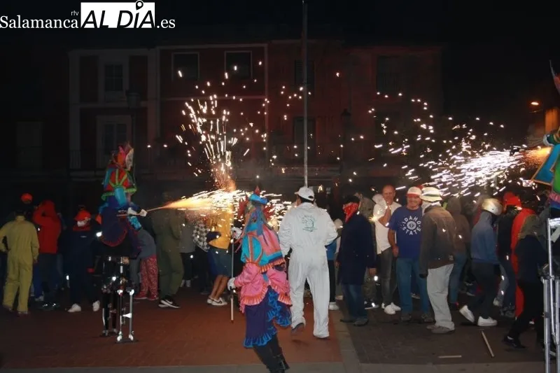 Foto 10 -  El fuego y la p&oacute;lvora invaden el Domingo de Ferias con el espect&aacute;culo pirot&eacute;cnico &lsquo;Damonion&rsquo; y su multitudinario pasacalles