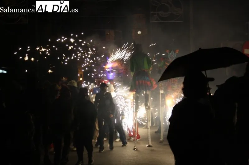 Foto 6 -  El fuego y la p&oacute;lvora invaden el Domingo de Ferias con el espect&aacute;culo pirot&eacute;cnico &lsquo;Damonion&rsquo; y su multitudinario pasacalles
