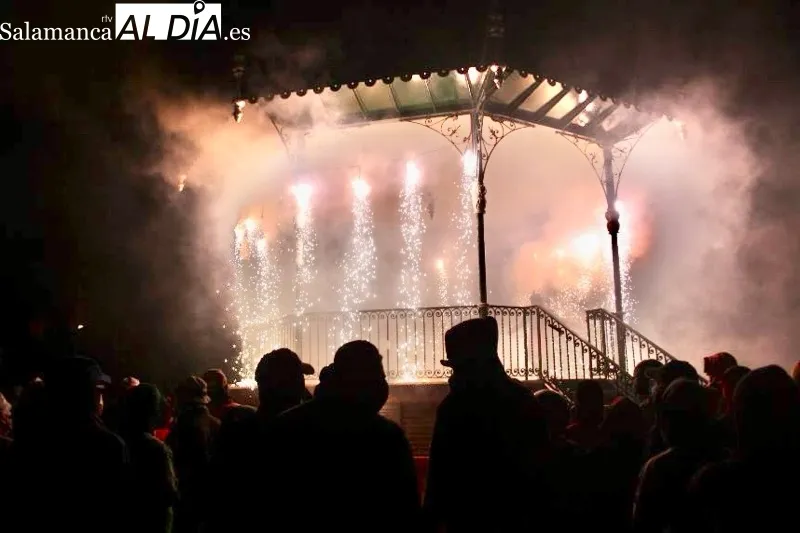 Foto 5 -  El fuego y la p&oacute;lvora invaden el Domingo de Ferias con el espect&aacute;culo pirot&eacute;cnico &lsquo;Damonion&rsquo; y su multitudinario pasacalles