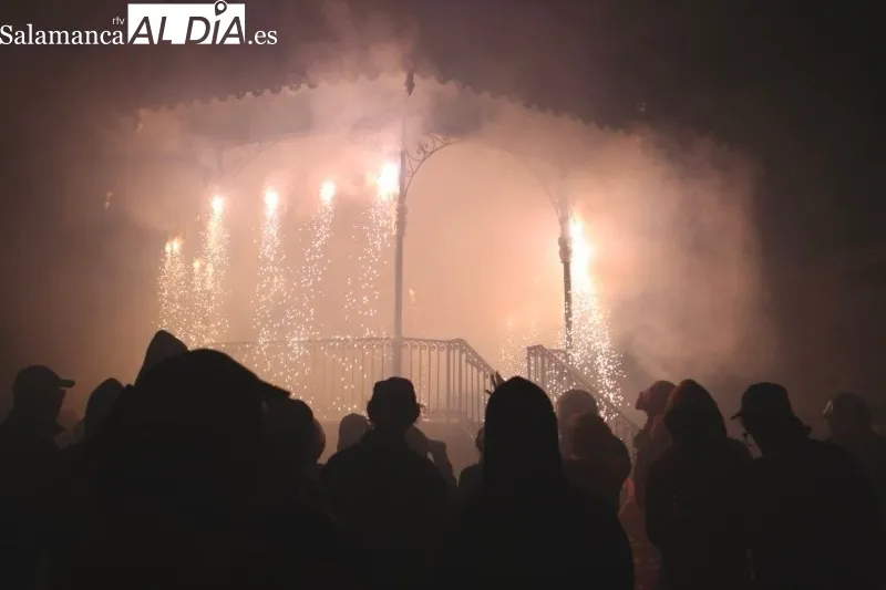Foto 4 -  El fuego y la p&oacute;lvora invaden el Domingo de Ferias con el espect&aacute;culo pirot&eacute;cnico &lsquo;Damonion&rsquo; y su multitudinario pasacalles