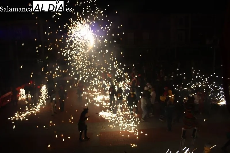 Foto 2 -  El fuego y la p&oacute;lvora invaden el Domingo de Ferias con el espect&aacute;culo pirot&eacute;cnico &lsquo;Damonion&rsquo; y su multitudinario pasacalles