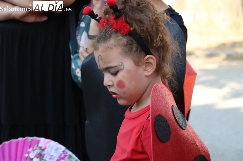 Divertido desfile de carrozas en Cerralbo / CORRAL