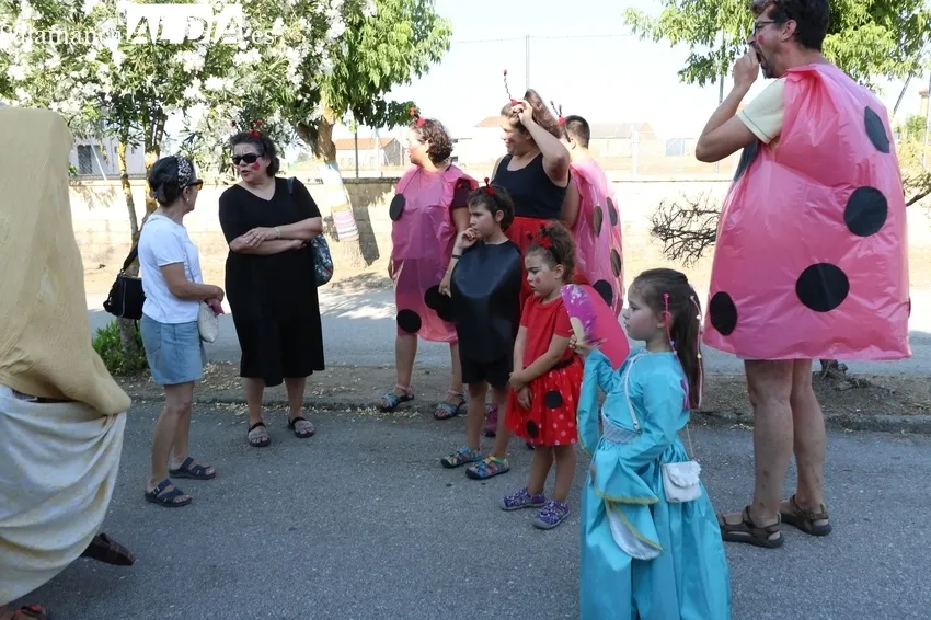 Divertido desfile de carrozas en Cerralbo / CORRAL