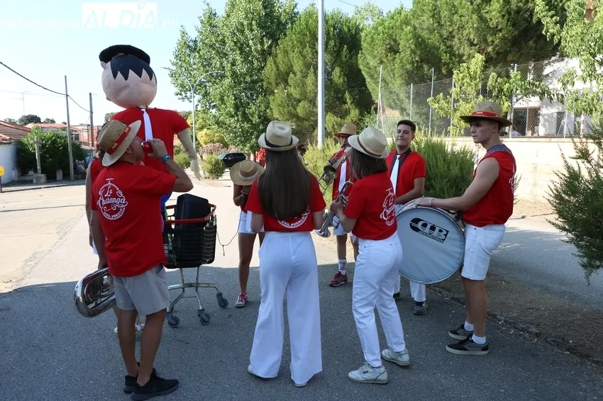 Divertido desfile de carrozas en Cerralbo / CORRAL