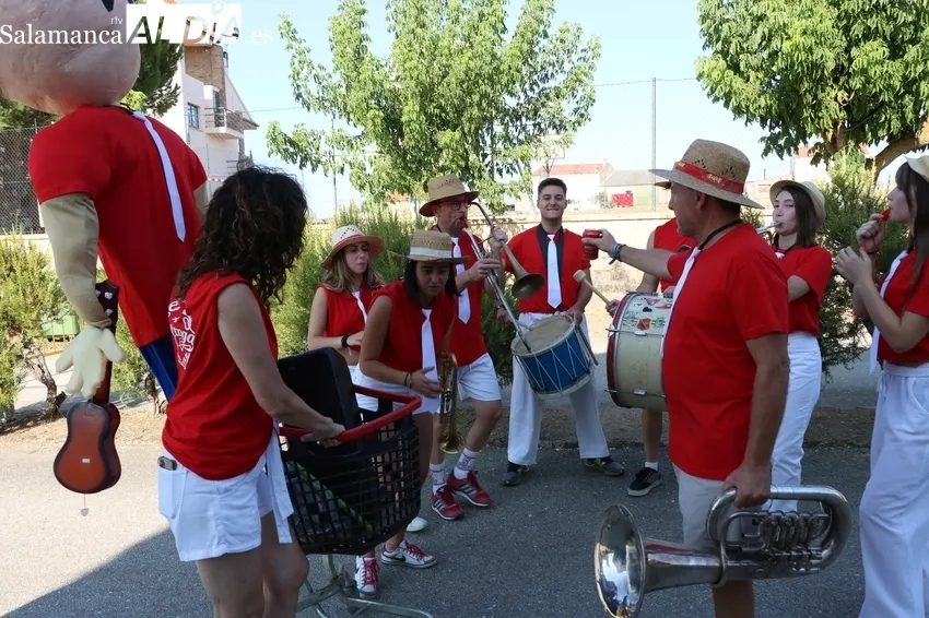 Divertido desfile de carrozas en Cerralbo / CORRAL