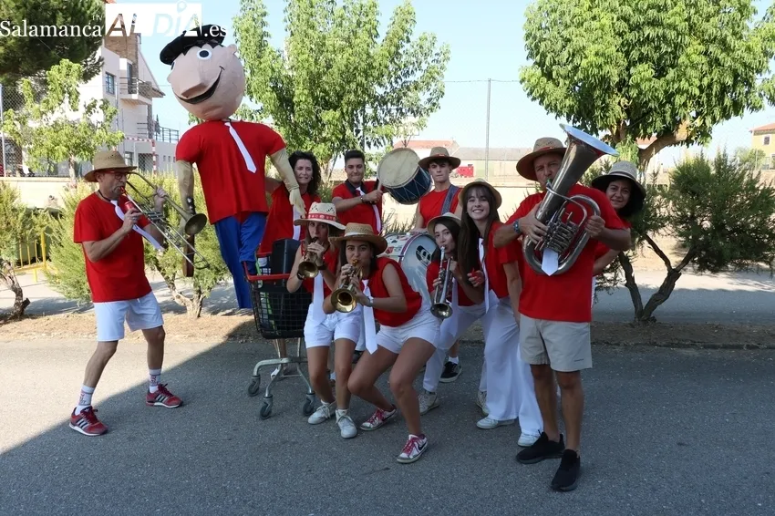 Divertido desfile de carrozas en Cerralbo / CORRAL