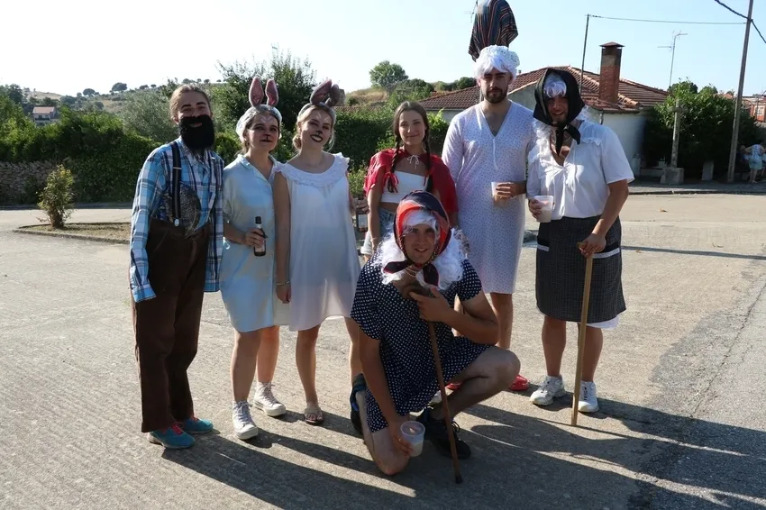 Divertido desfile de carrozas en Cerralbo / CORRAL