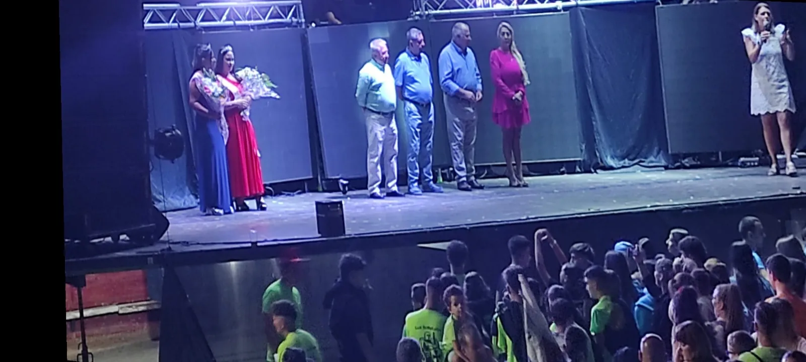 Foto 7 - Las pe&ntilde;as llenan de alegr&iacute;a la Plaza de Villarino en el comienzo oficial de las fiestas