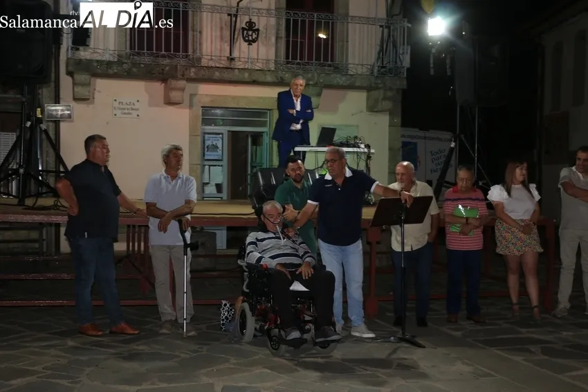 Pregón de Adolfo Vicente y actuación de artistas locales en Peralejos de Abajo  / CORRAL  