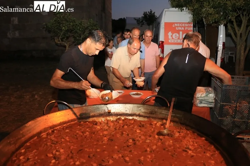 Popular cena en Cerezal de Peñahorcada para casi 300 comensales / CORRAL