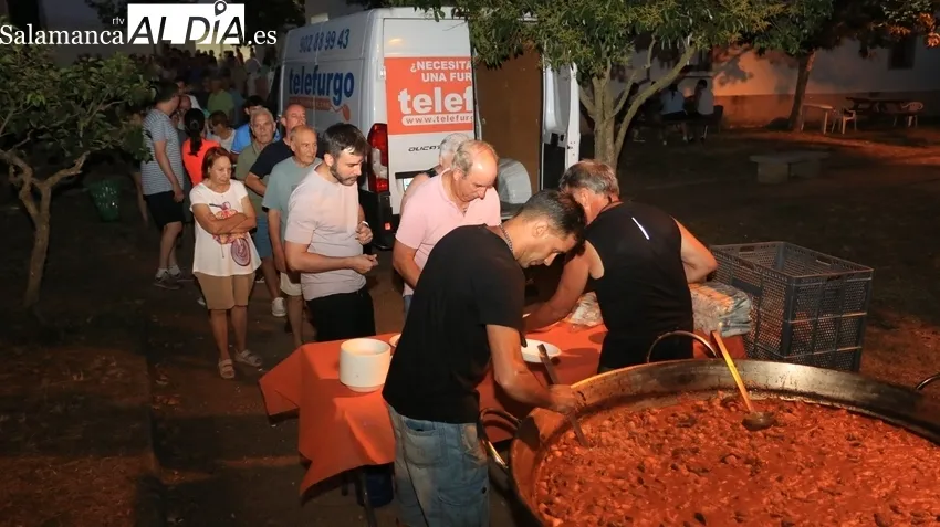 Popular cena en Cerezal de Peñahorcada para casi 300 comensales / CORRAL