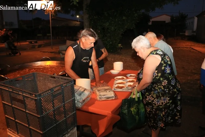 Popular cena en Cerezal de Peñahorcada para casi 300 comensales / CORRAL