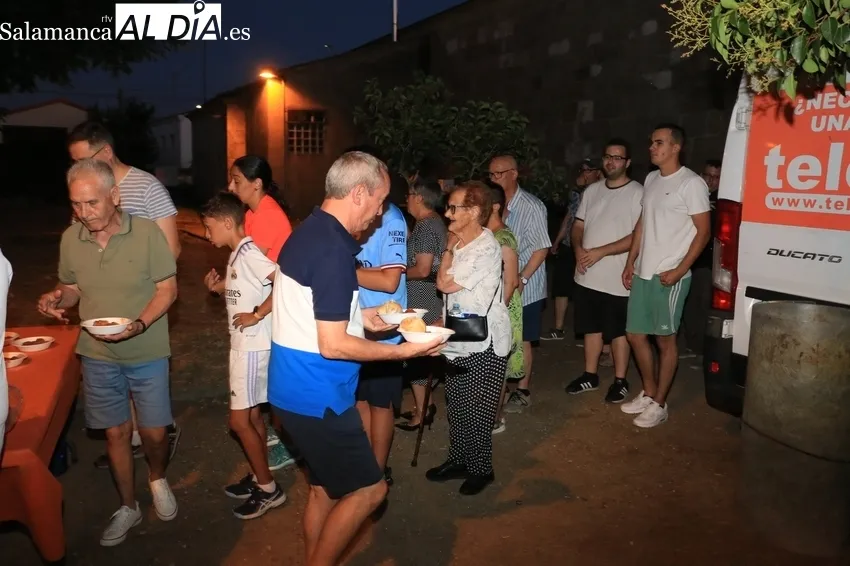Popular cena en Cerezal de Peñahorcada para casi 300 comensales / CORRAL