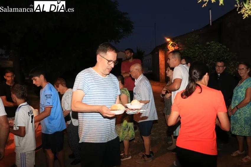 Popular cena en Cerezal de Peñahorcada para casi 300 comensales / CORRAL